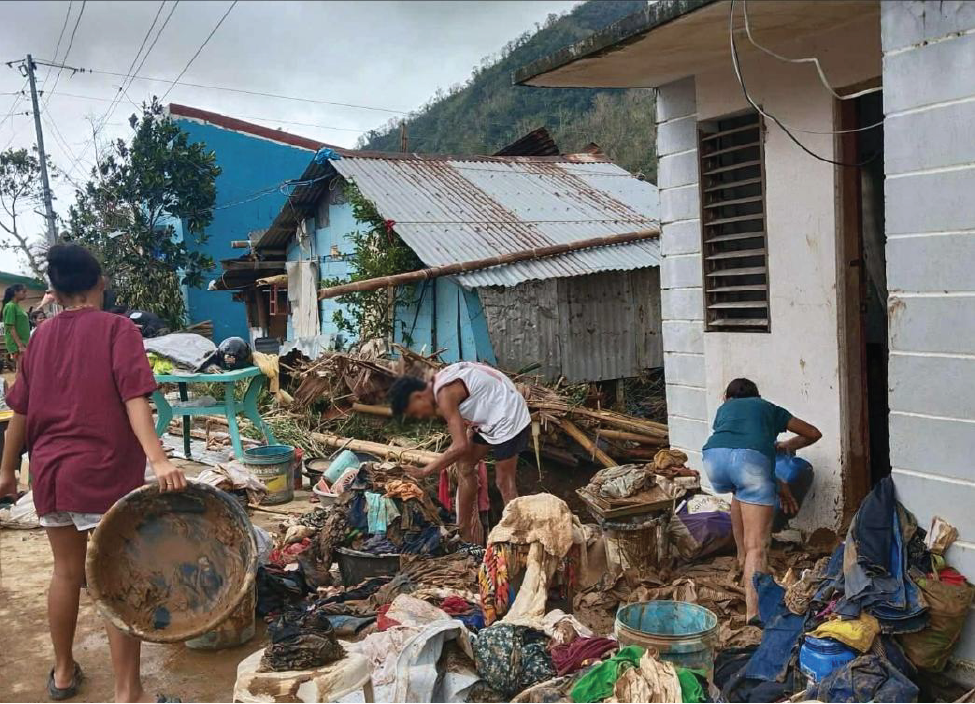 Famlilies Among The Aftermath Of Typhoon Uwan In The Philippines Photo Credit Caritas Germany