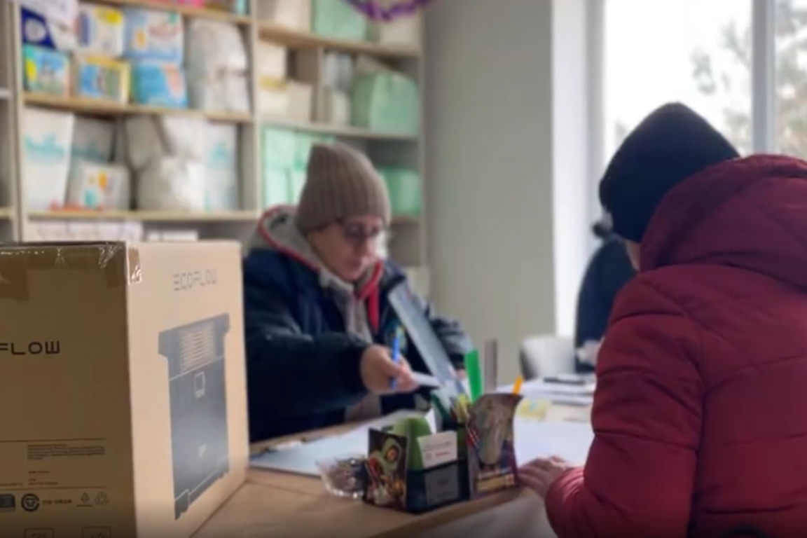 Distribution of eco flow portable nergy units to people in Beryslav in the Kherson region photo credit Caritas Ukraine.jpg