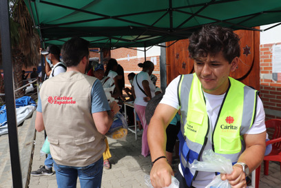 Caritas hands out aid kits to families photo credit Caritas Venezuela.jpg