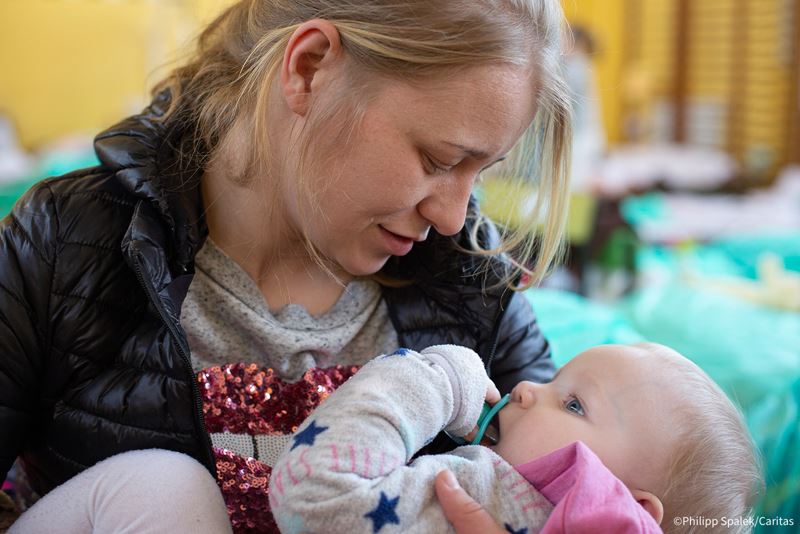 Viktoria with her child after crossing the border to Poland. Photo Philip Spalek/Caritas Germany.