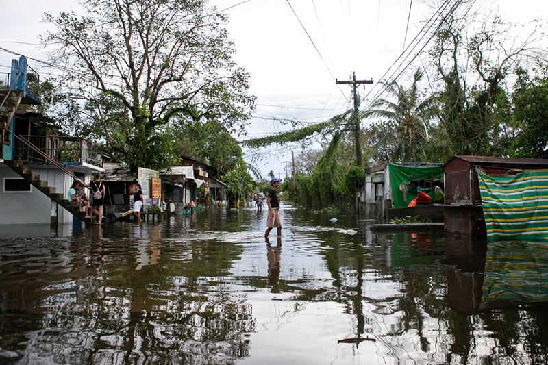 Locals Wade Through Floodwaters After Typhoon Vamco Batters The Philippines. Photo Nassacaritas Philippines (1)