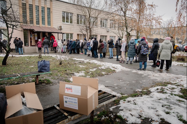 People queue for Caritas food distributions in Ukraine in 2024. Photo Credit: Caritas Wien, Elisabeth Sellmeier.