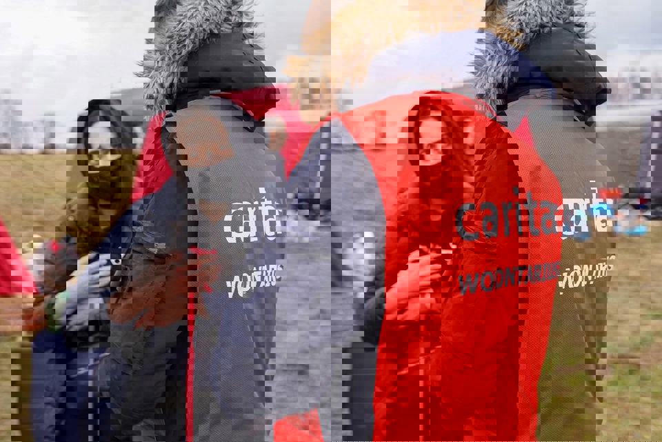 Assistance to woman at Ukraine-Poland border