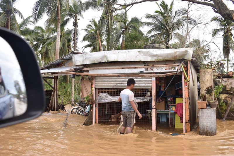Locals Wade Through Floodwaters After Typhoon Vamco Batters The Philippines. Photo NASSA Caritas Philippines (1)