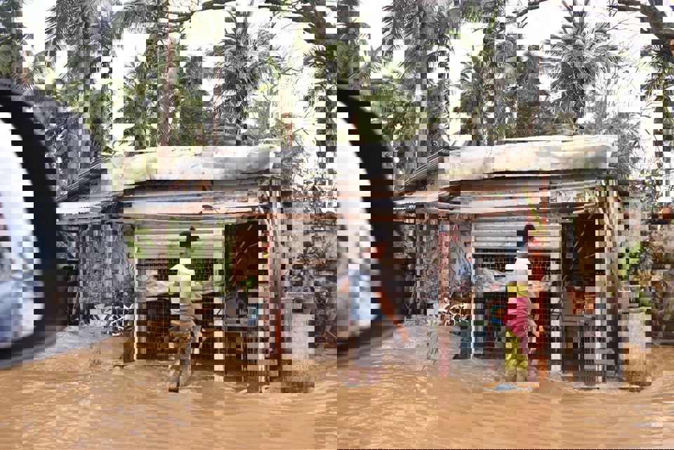 Locals Wade Through Floodwaters After Typhoon Vamco Batters The Philippines. Photo NASSA Caritas Philippines (1)