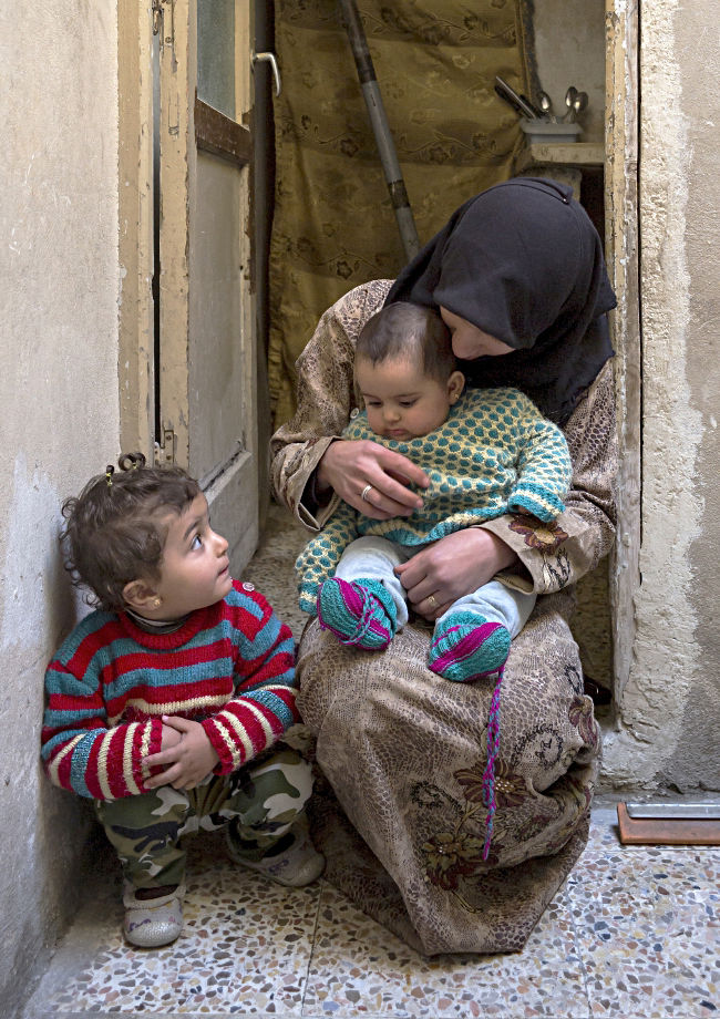 28578 Young Mother (20) With Two Little Daughters Husband Was Lost In The War Copyright Alexandra Wey Caritas Switzerland (1)