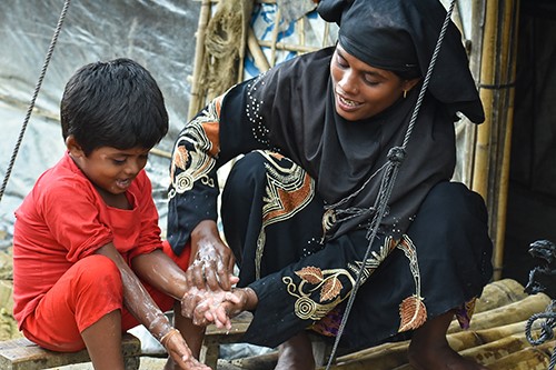 Jamila teaches her daughter how to wash her hands. Photo: Inmanuel Chayan Biswas/Caritas Bangladesh