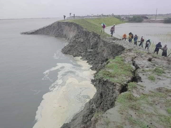 A silt wall being reinforced to hold back rising waters during Cyclone Sitrang in southern Bangladesh.  Photo: Caritas Bangladesh