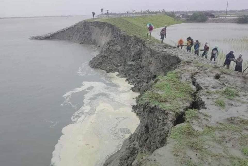 A silt wall being reinforced to hold back rising waters during Cyclone Sitrang. Photo: Caritas Bangladesh