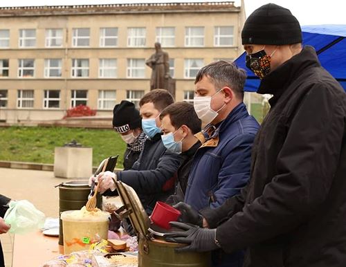Distributing Food In Ukraine