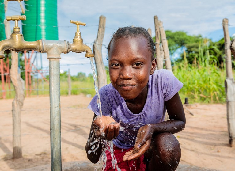 Thandolwayo collecting water in Zimbabwe. Photo credit: Richard Wainwright/Caritas Australia.