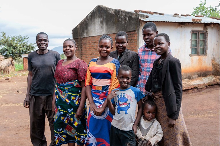 Memory (centre) with her parents, Lector and Lute, and siblings in their village in Mwanza district, southern Malawi. Photo: Tim Lam/Caritas Australia 