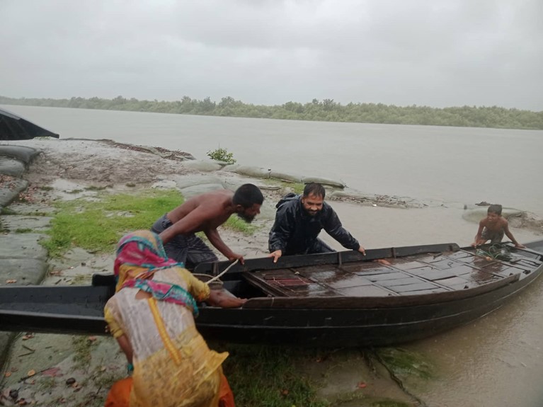 People load into a raft to escape from Rising waters. Photo: Caritas Bangladesh